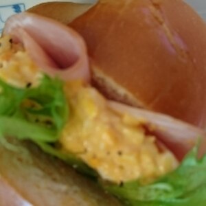ハムと卵のロールパンサンドイッチ